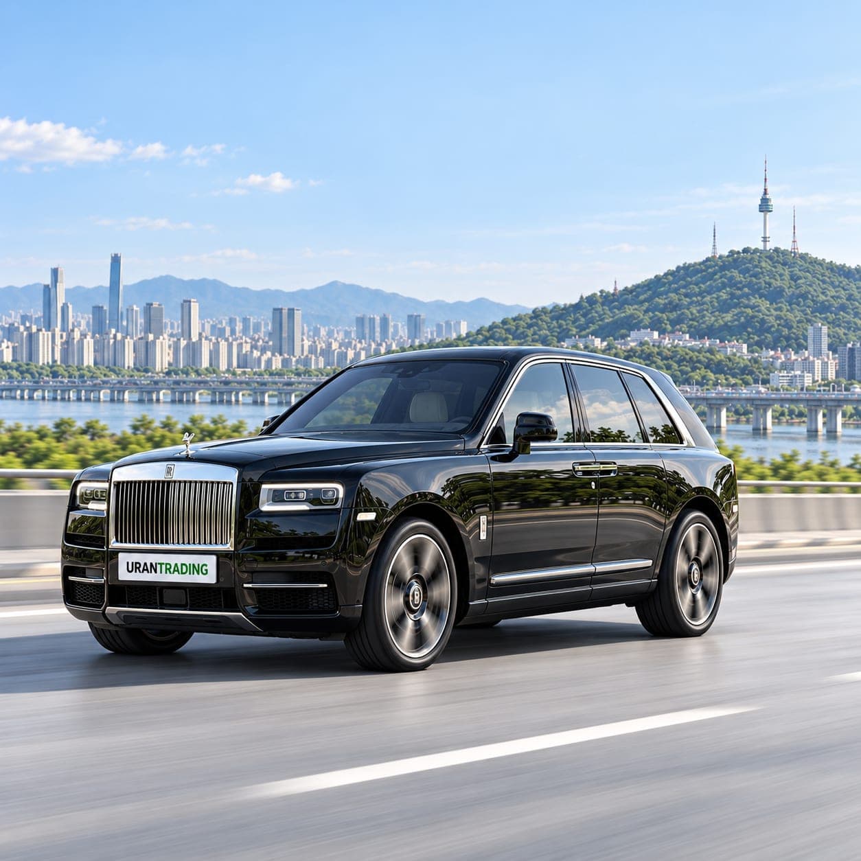 Чёрный Rolls-Royce Cullinan с номером URANTRADING на фоне Сеула