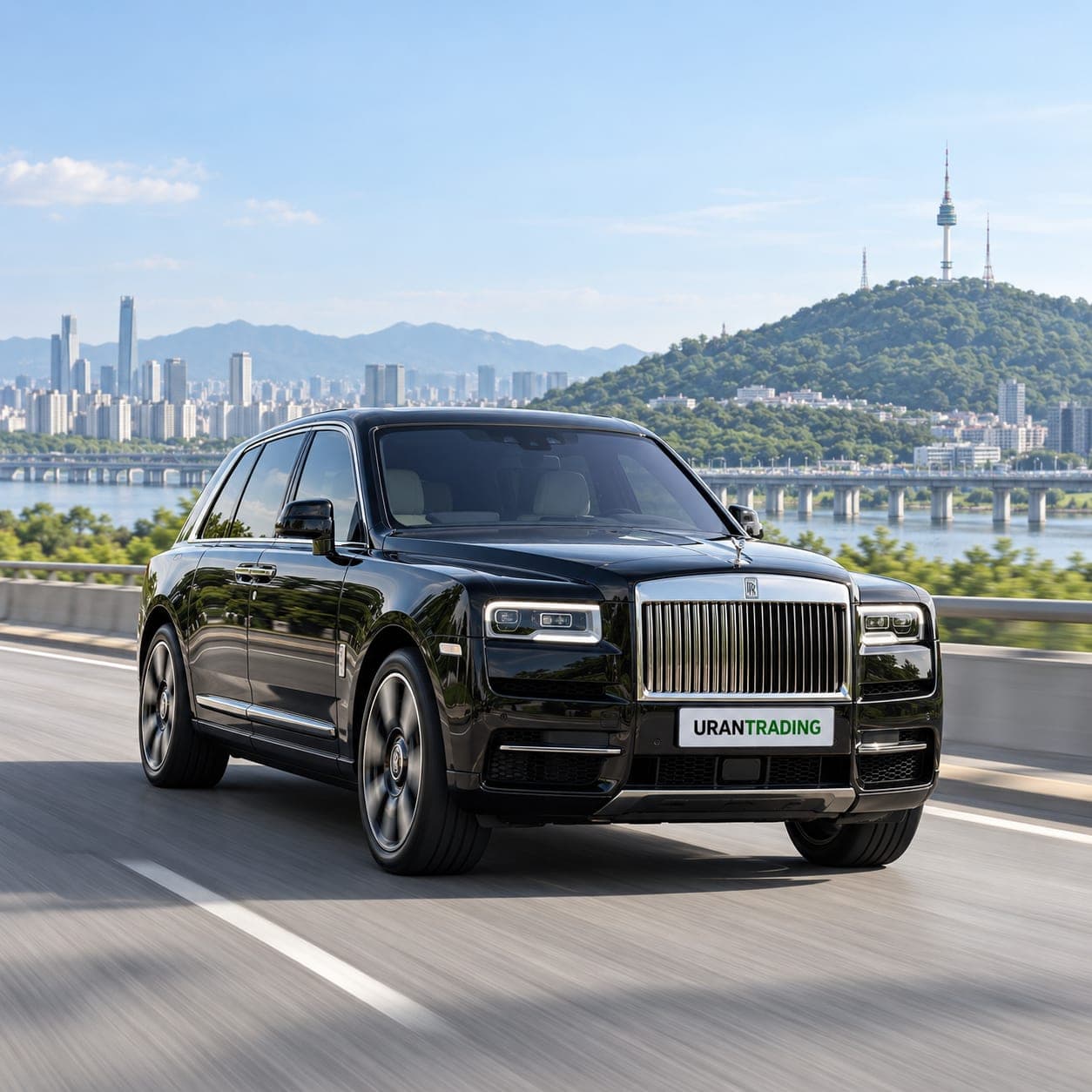 Чёрный Rolls-Royce Cullinan с номером URANTRADING на трассе у телебашни Намсан в Сеуле