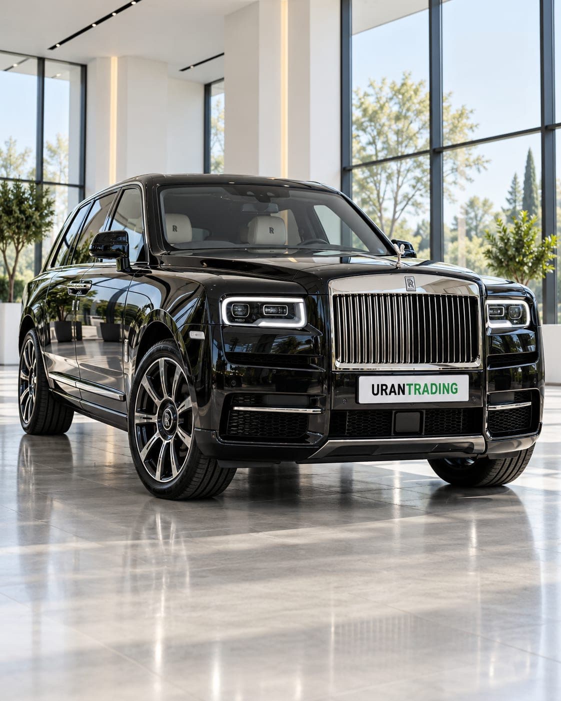 Чёрный Rolls-Royce Cullinan с номером URANTRADING в светлом шоуруме