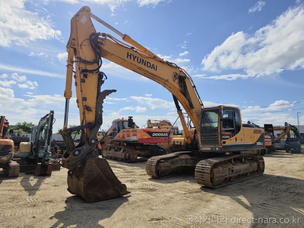 HD Hyundai R300LC