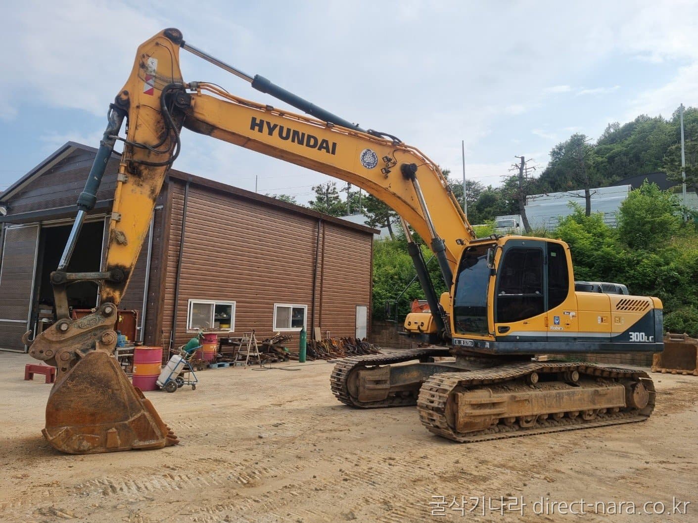 HD Hyundai R300LC