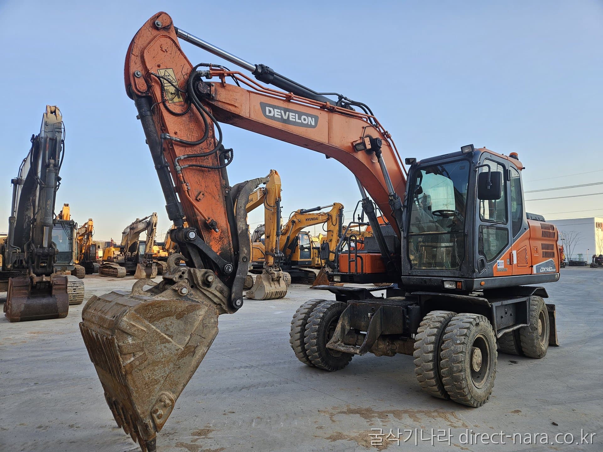 Doosan (Develon) DX140W